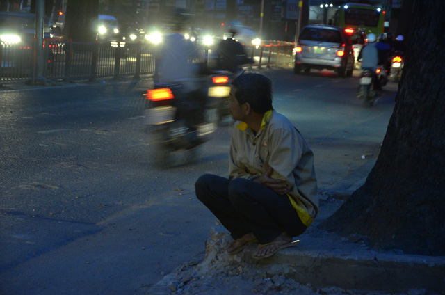 Người Sài Gòn đốt lửa sưởi ấm trong cái lạnh 20 độ C